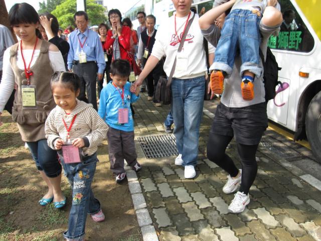 抵達新竹玻璃工藝博物館，大家下車的模樣