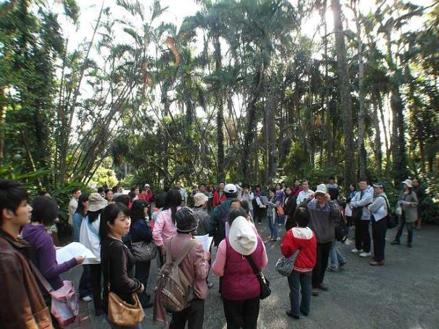 2位老師導引學員們進入植物園內，並進行分組