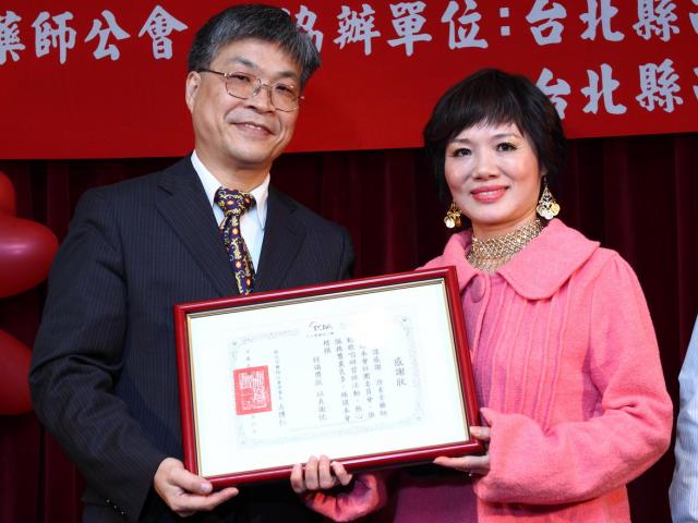 古博仁理事長頒發感謝狀予許素幸藥師，感謝許藥師的用心與付出