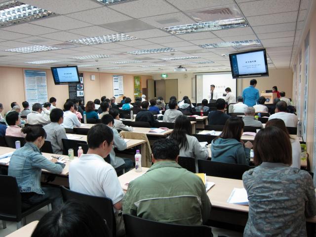 古博仁理事長向學員們介紹台北醫學大學署立雙和醫院藥劑部主任林修美藥師，感謝林主任撥冗至本會進行演講，讓學員們受益良多