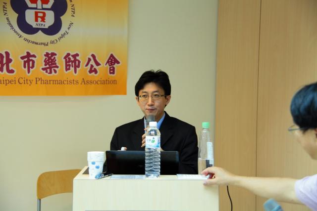 第一節課邀請黃柏勳醫師進行演講，演講的主題為「Lipid combination therapy   ~ Form international guideline to clinical practice」